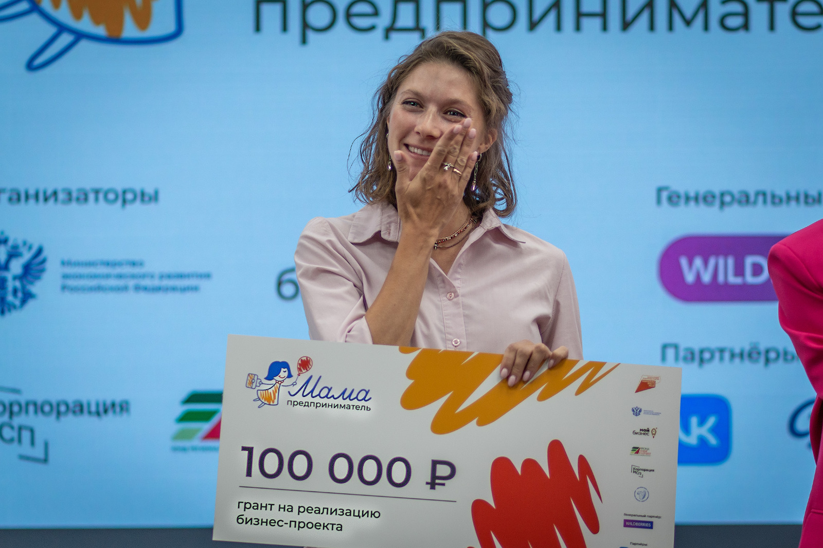 Экскурсовод из Омска получит 100 тысяч рублей на развитие бизнеса: подведены итоги программы «Мама-предприниматель» 