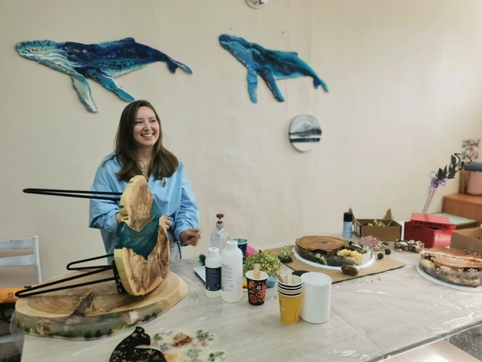 «Я хочу, чтобы стол с душой был в каждом доме»: как омичка создаёт столы, в которых живут воспоминания