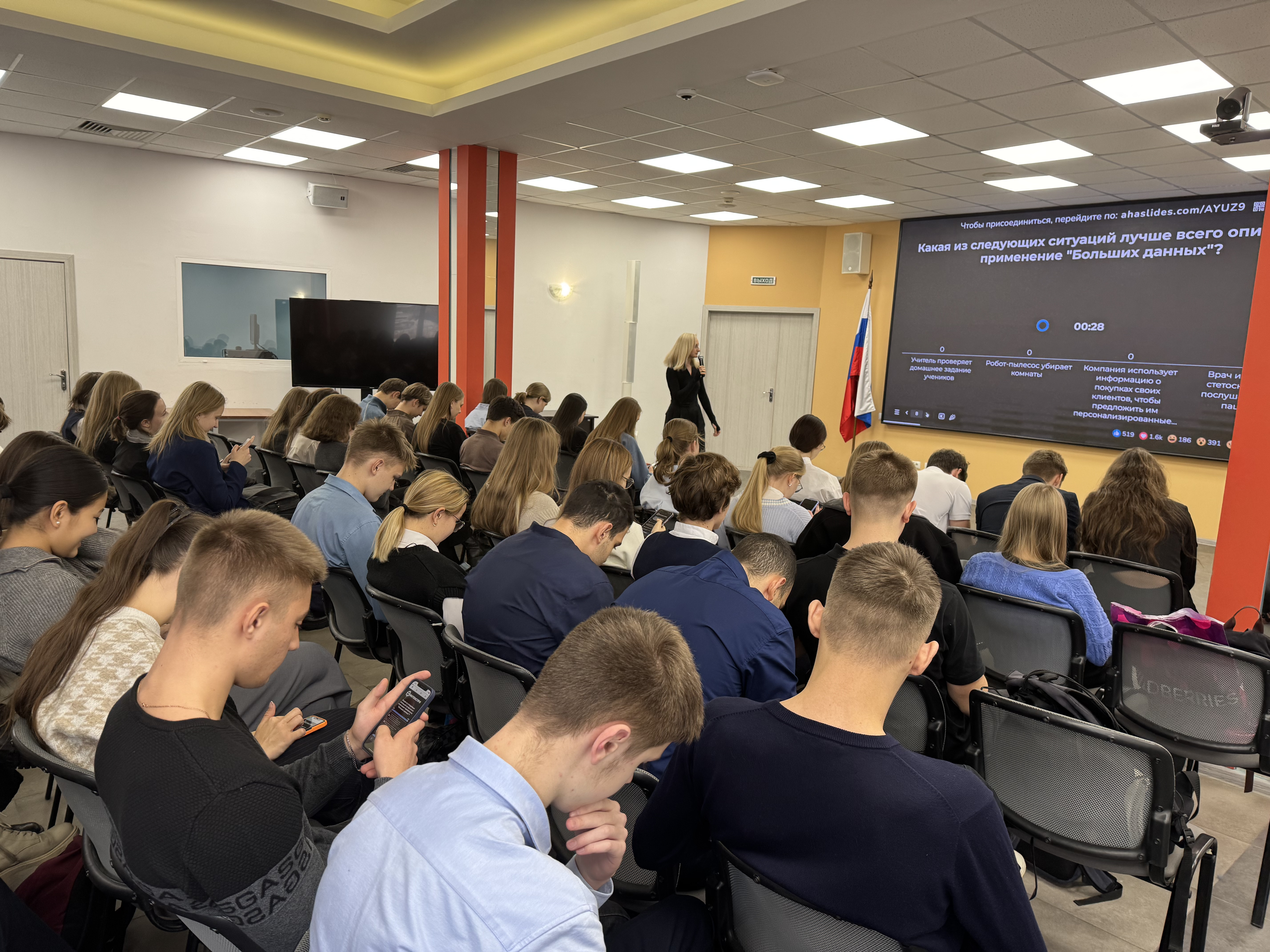 Школьников из Омска приглашают в центр "Мой бизнес" на бесплатное обучение по созданию нейросетей