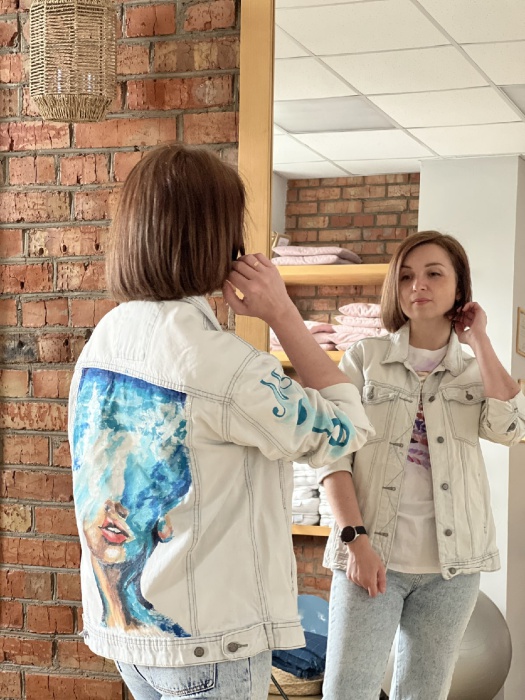 Художник из Омска создает шопперы, которые могут спасти шкаф от старой одежды, а планету – от загрязнения