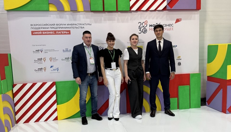 Руководитель Фонда поддержки предпринимательства Омской области (центр "Мой бизнес") Александр Осминин и его заместитель Дания Бегишева с Министром экономического развития Карачаево-Черкесской Республики Артур Езаов Руководитель Фонда поддержки предпринимательства Омской области (центр "Мой бизнес") Александр Осминин и его заместитель Дания Бегишева с Министром экономического развития Карачаево-Черкесской Республики Артур Езаов