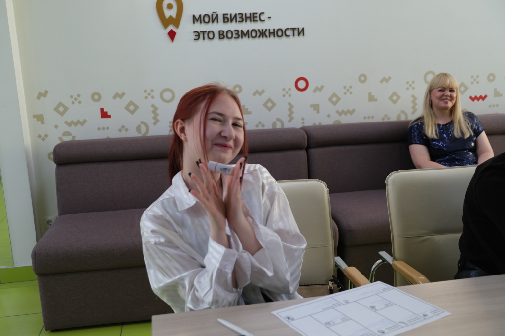 студенты КИТЭК 2 курс Мой бизнес у доски (4).JPG