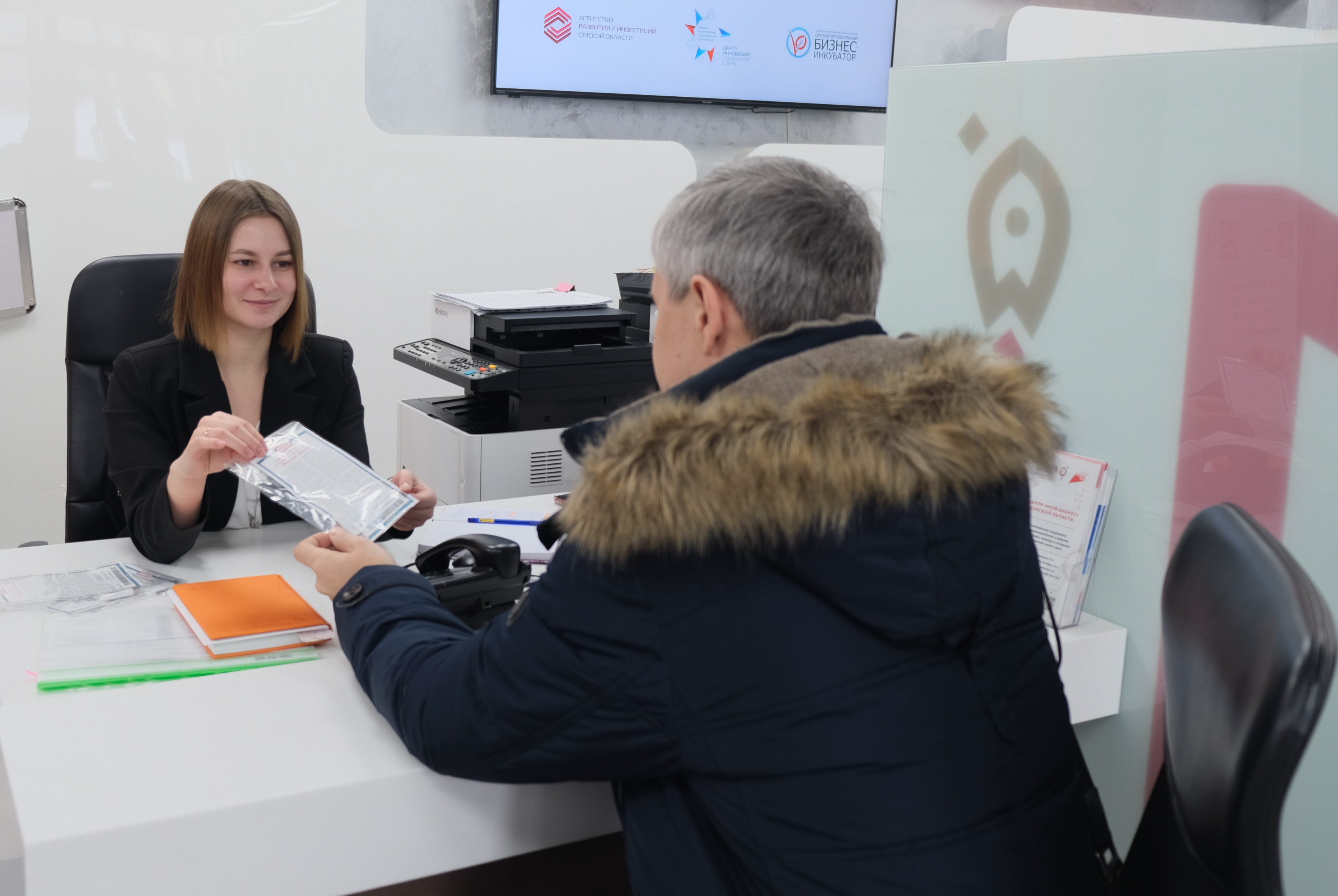 Центр «Мой бизнес» в Омске в этом году продолжит  выдавать бесплатные носители для цифровой подписи