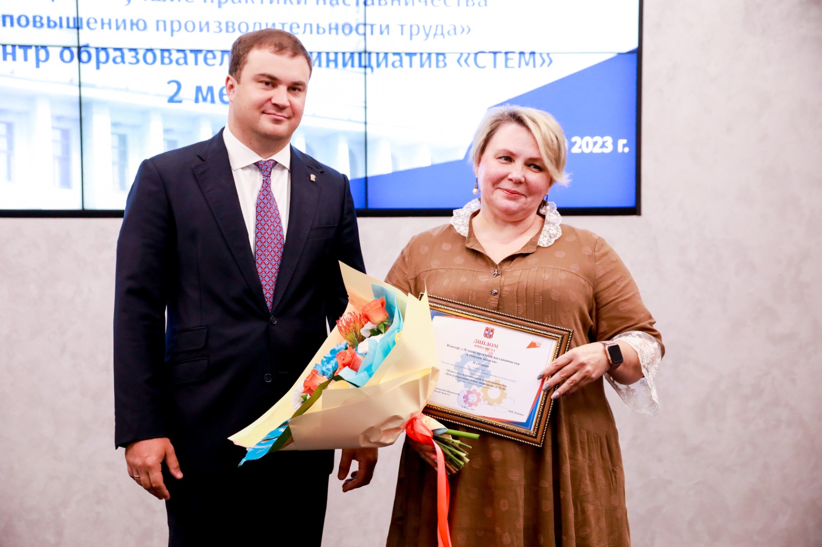 Виталий Хоценко вручил дипломы победителям конкурса «Лучшие практики наставничества в Омской области»